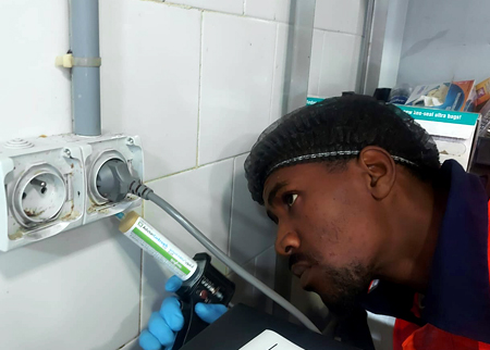 Accompagnement client : pose du gel cafards ADVION GEL